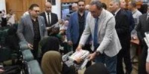 محافظ
      قنا
      يسلم
      جوازات
      سفر
      لـ155
      حاجًا
      من
      الجمعيات
      الأهلية - شوف 360 الإخباري
