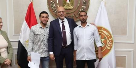 وزير العمل يُسلم عقودا للمتقدمين على فرص عمل بالإمارات - شوف 360 الإخباري