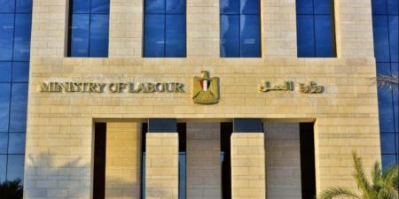 وزارة العمل تجدد تحذيرها للمواطنين : جميع خدماتنا مجانية ولا وسطاء فى الوظائف - شوف 360 الإخباري