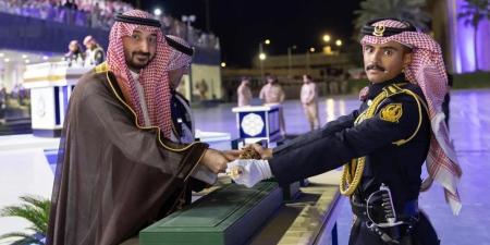 وزير الحرس الوطني يرعى حفل تخريج دفعتين من دورة تأهيل الضباط وكلية الملك خالد - شوف 360 الإخباري