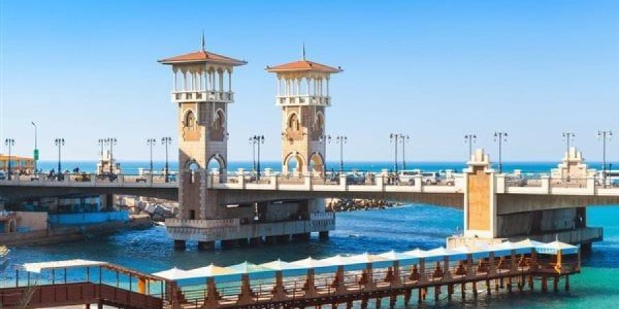 نشرة
      الإسكندرية:
      المحافظ
      يشارك
      الأقباط
      احتفالاتهم
      بعيد
      الميلاد
      المجيد..
      ورصف
      45
      شارعًا
      بحي
      وسط