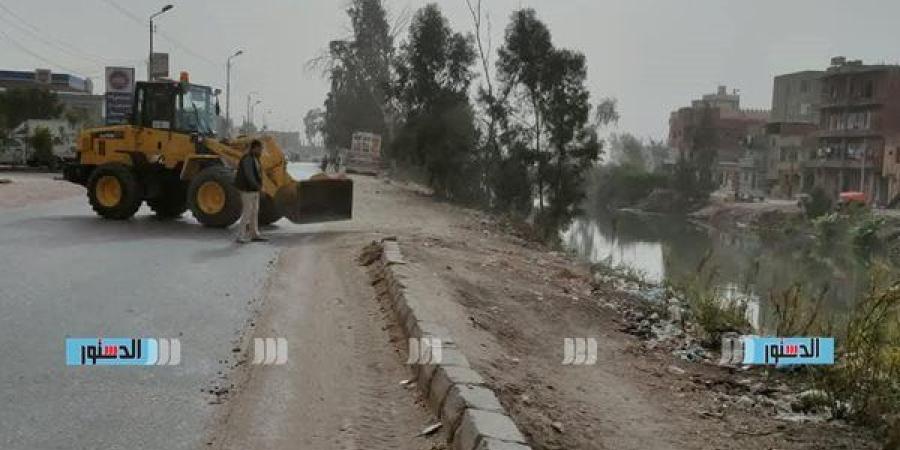 مسح
      وتمهيد
      طريق
      "إبشان
      -
      الكراكات"
      لرفع
      كفاءة
      الشوارع
      ببيلا