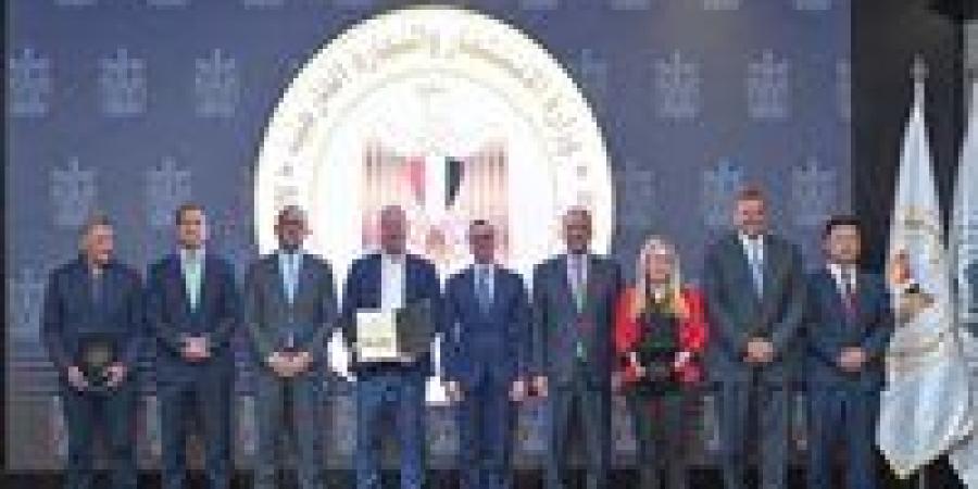 وزير
      الاستثمار
      يسلم
      6
      رخص
      ذهبية
      جديدة
      لعدد
      من
      المشروعات
      الاستثمارية - شوف 360 الإخباري
