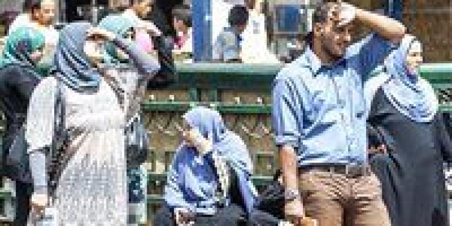 «تصل
      لـ45
      درجة»..
      الأرصاد
      تحذر
      من
      موجة
      شديدة
      الحرارة
      تضرب
      البلاد
      اليوم
      الجمعة - شوف 360 الإخباري
