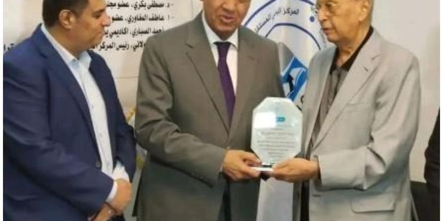 وزير
      الخارجية
      اليمني
      الأسبق
      أبو
      بكر
      القربي
      يكرم
      النائب
      مصطفى
      بكري - شوف 360 الإخباري