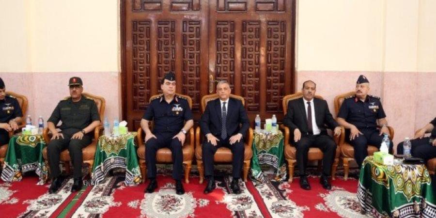 محافظ
      الإسماعيلية
      يقدم
      واجب
      العزاء
      لأسرة
      الشهيد
      رائد
      طيار
      محمد
      السيد
      سليمان - شوف 360 الإخباري