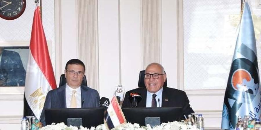 مصر..
      توقيع
      عقد
      اتفاق
      لإنتاج
      السماد
      العضوي
      من
      المخلفات
      النباتية
      والحيوانية - شوف 360 الإخباري