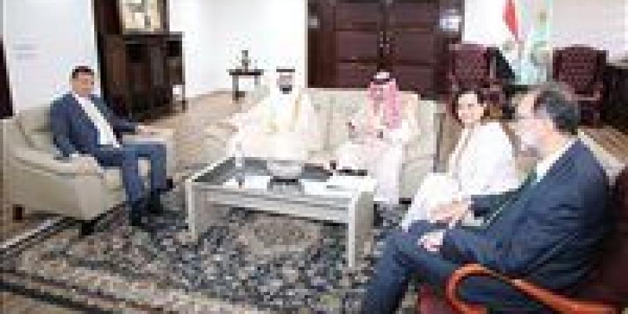 وزير
      الزراعة
      يبحث
      إعادة
      فتح
      باب
      تصدير
      البصل
      المصري
      إلى
      السعودية - شوف 360 الإخباري