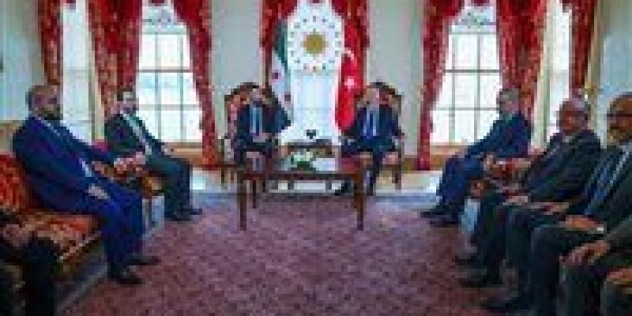 لقاء
      تاريخي
      في
      إسطنبول:
      مبعوث
      ترامب
      يلتقي
      الرئيس
      السوري
      الشرع
      ويشيد
      بخطواته
      الإصلاحية - شوف 360 الإخباري