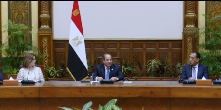 لقاء الرئيس السيسى بوفد رجال الأعمال الأمريكيين المشاركين بالمنتدى الاقتصادى بالقاهرة.. فيديو - شوف 360 الإخباري
